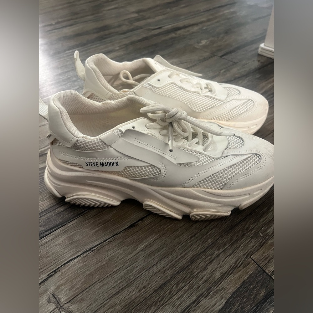 Steve Madden Women's Possession Sneaker |
Size US 9.5 women